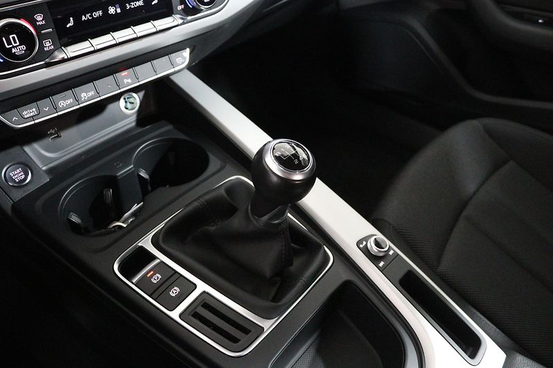 Audi A4 Limuzína 35 TFSI 110 kW - fotka 22 z 25
