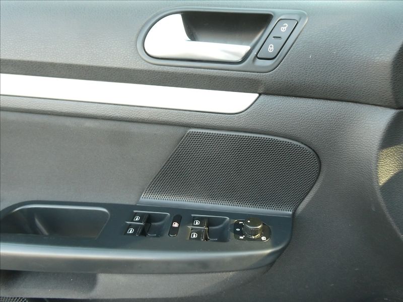 Volkswagen Golf 1,2 TSi 77kW serviska, klima - fotka 28 z 42