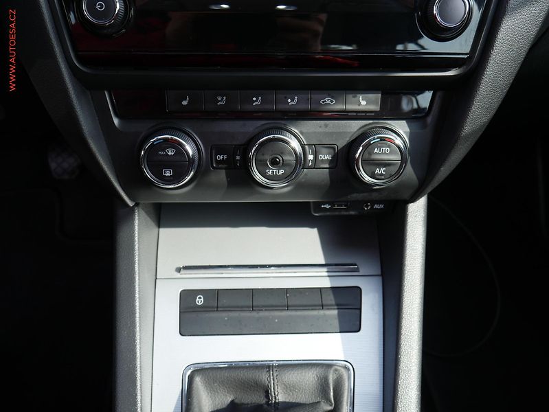 Škoda Octavia (2015) 1.6 TDi, ČR, Elegance - fotka 15 z 16