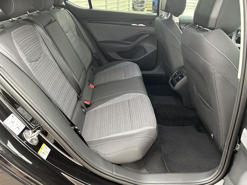 Škoda Superb 1.5 TSI Selection - fotka 25 z 28