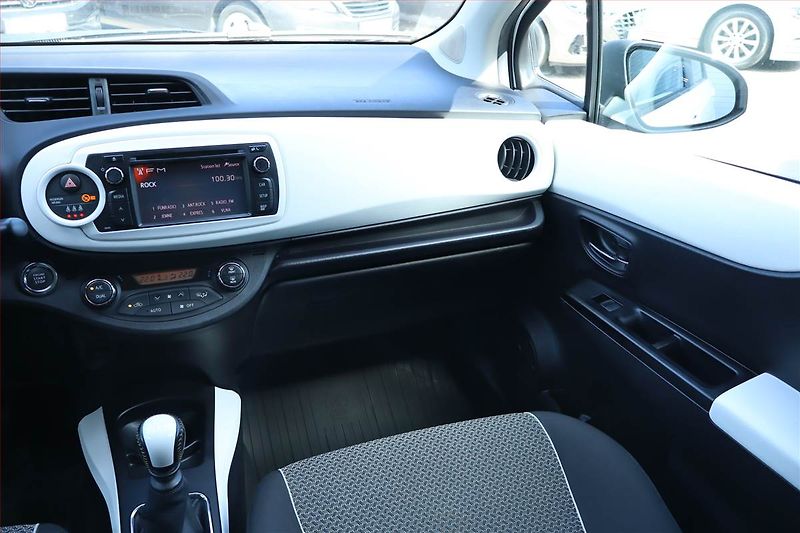 Toyota Yaris (2014) 1.33 Dual VVT-i, Tempomat - fotka 8 z 22