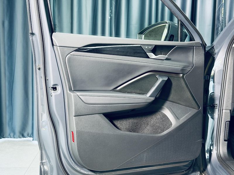Volkswagen Tayron (2025) 2.0*TDi*4M*ZÁRUKA*¨7M*IQ-Light - fotka 13 z 39