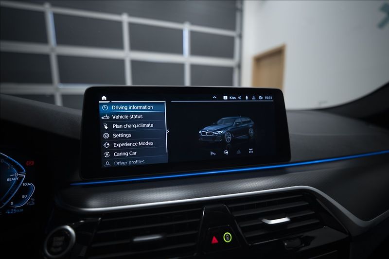 BMW Řada 5 530e xDrive M Sport ČR DPH   2 - fotka 24 z 42