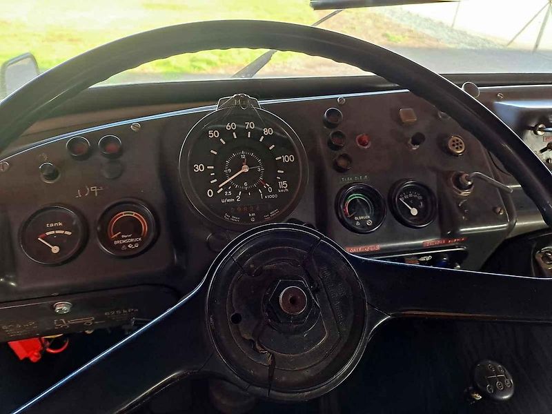 Hasičská plošina HKM 202 rozšířila nedávno vozový park brněnského Retro muzea Na statku. Lidé si při návštěvě mohou prohlédnout i další skvosty.