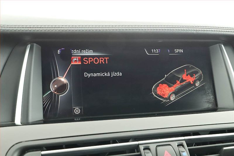 BMW Řada 5 (2015) Individual 530d xDrive, 4X4 - fotka 12 z 21