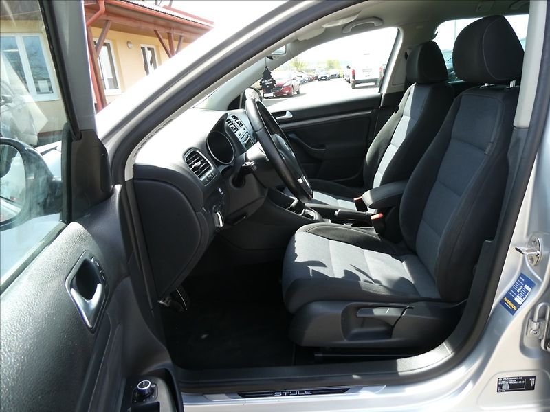 Volkswagen Golf 1,4 TSi 90kW STYLE - fotka 19 z 43