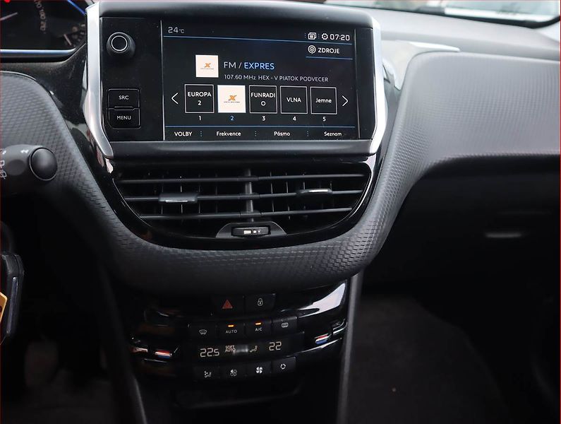 Peugeot 2008 (2019) 1.2 PureTech, Serv.kniha, Navi - fotka 12 z 20