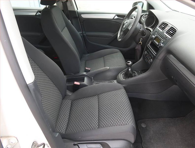 Volkswagen Golf (2011) 1.4 16V, Vyhř. sedaček - fotka 9 z 14