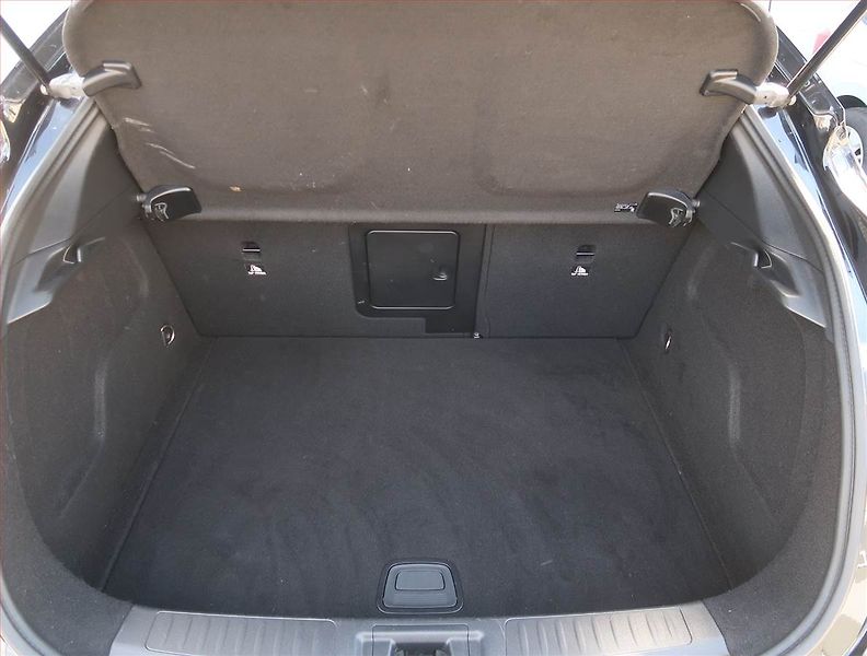Infiniti Q30 (2019) 1.6t, Automat, Serv.kniha - fotka 14 z 22