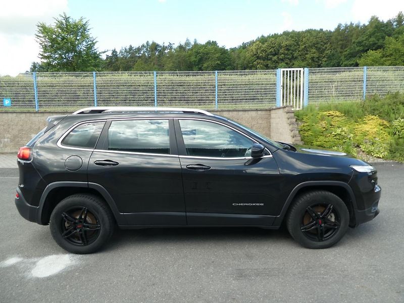 Jeep Cherokee 2.0 L MJD 140 k Longitude 4WD - fotka 2 z 14