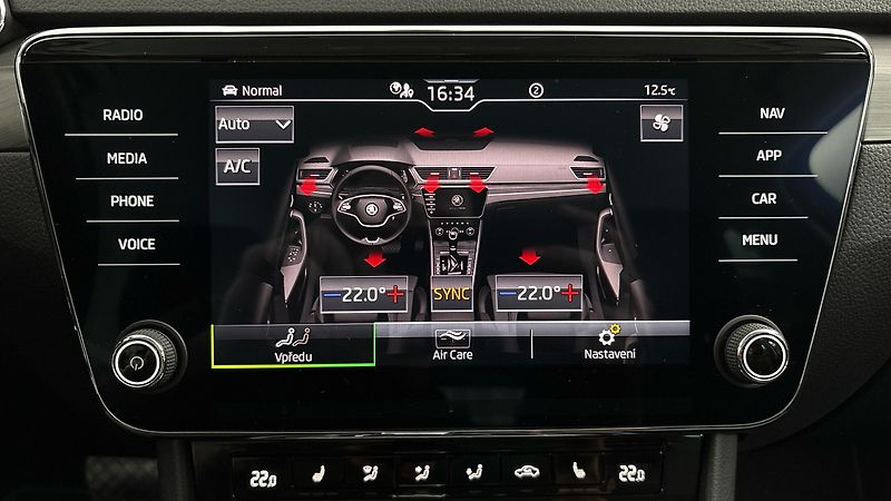 Škoda Superb 2.0 TDI DSG Style Combi - fotka 26 z 28