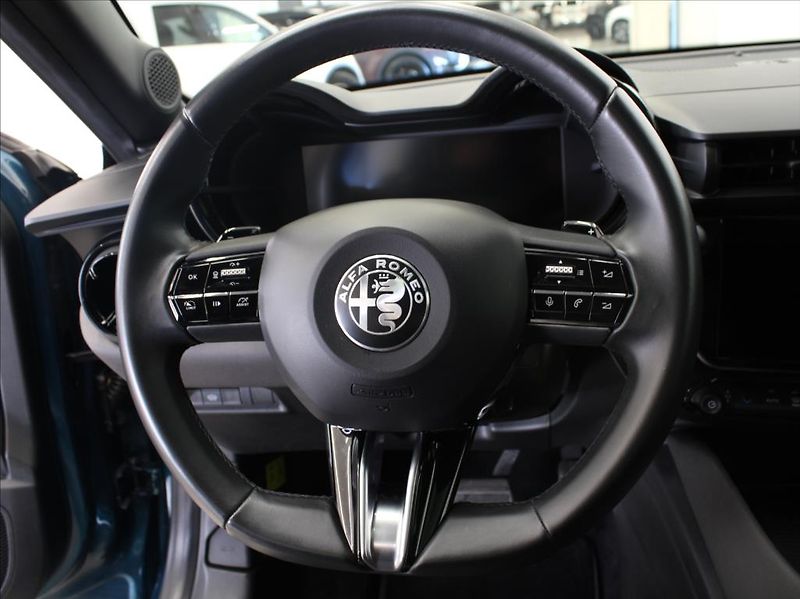 Alfa Romeo Junior 1,2 Hybrid 145k. Ti PANO. ČR - fotka 11 z 13