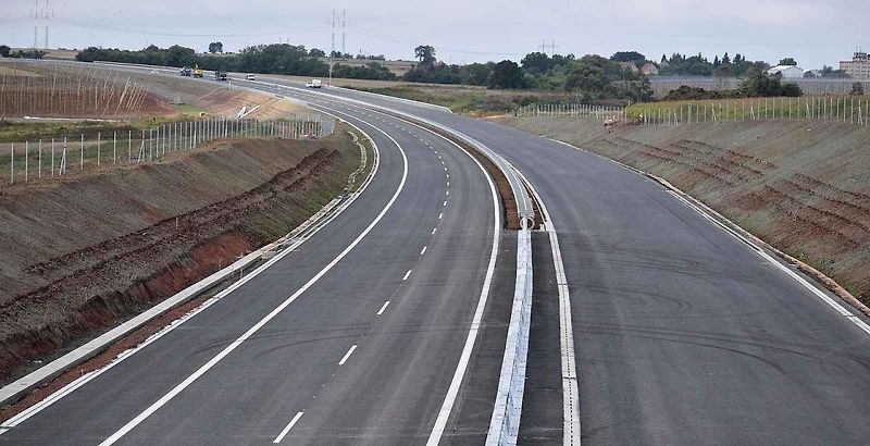 Na hranici Ústeckého a Středočeského kraje se dokončuje 15 kilometrů dálnice D6.