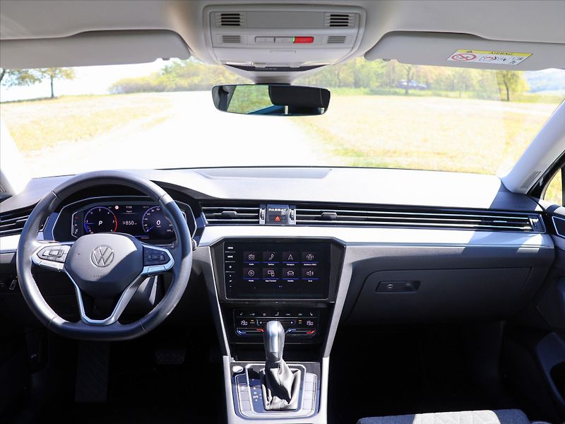 Volkswagen Passat 2,0 TDI DSG Matrix Virtual DPH - fotka 30 z 37