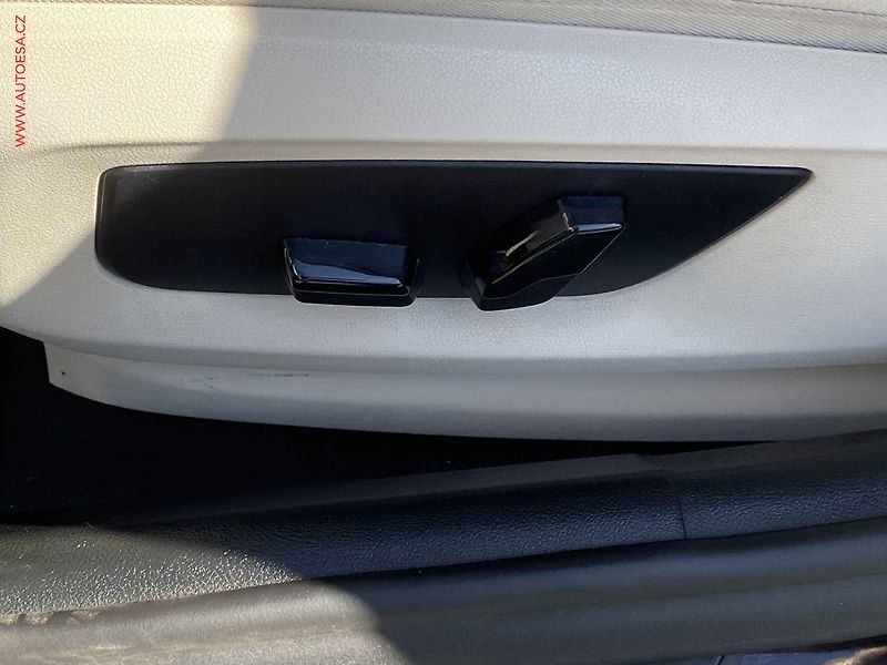 BMW Řada 5 (2018) 3.0i 540i xDrive, AT, +ALU - fotka 13 z 22