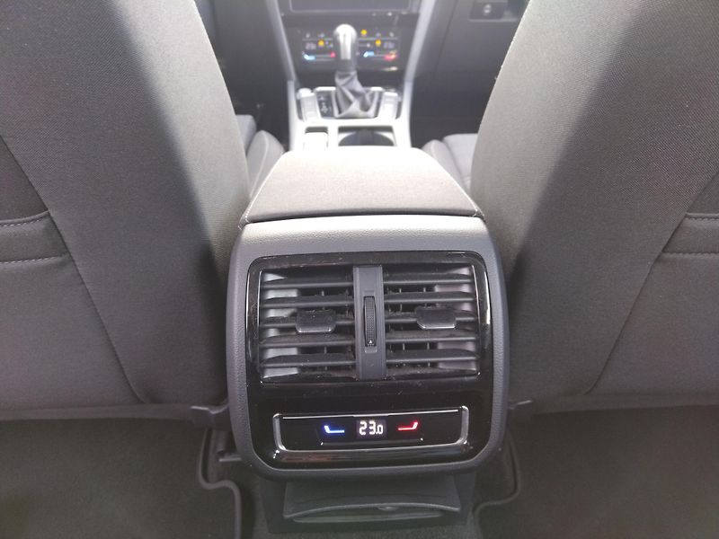 Volkswagen Passat 2.0 TDi DSG 7st. BUSINESS - fotka 17 z 30