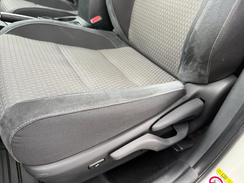 Toyota Auris 1.8 HSD e-CVT Selection - fotka 13 z 27
