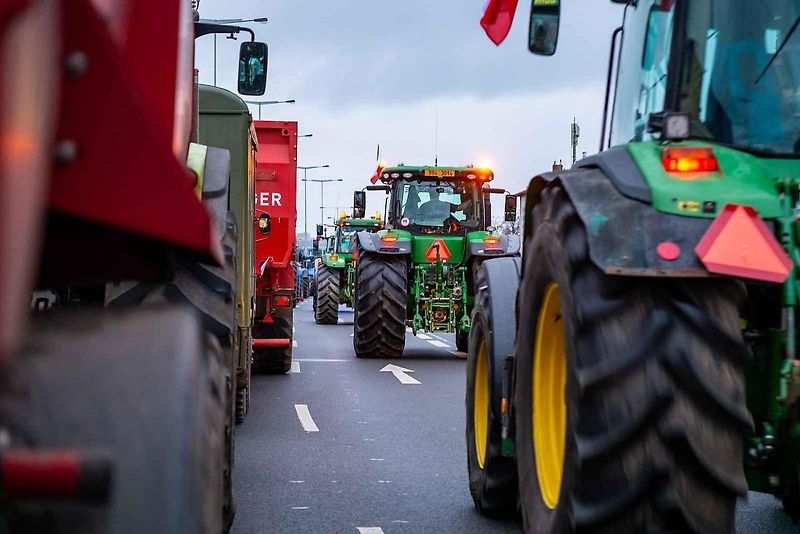 Demonstrace zemědělců před ministerstvem zemědělství a blokáda pražské magistrály. Na snímku je traktor John Deere 7730.