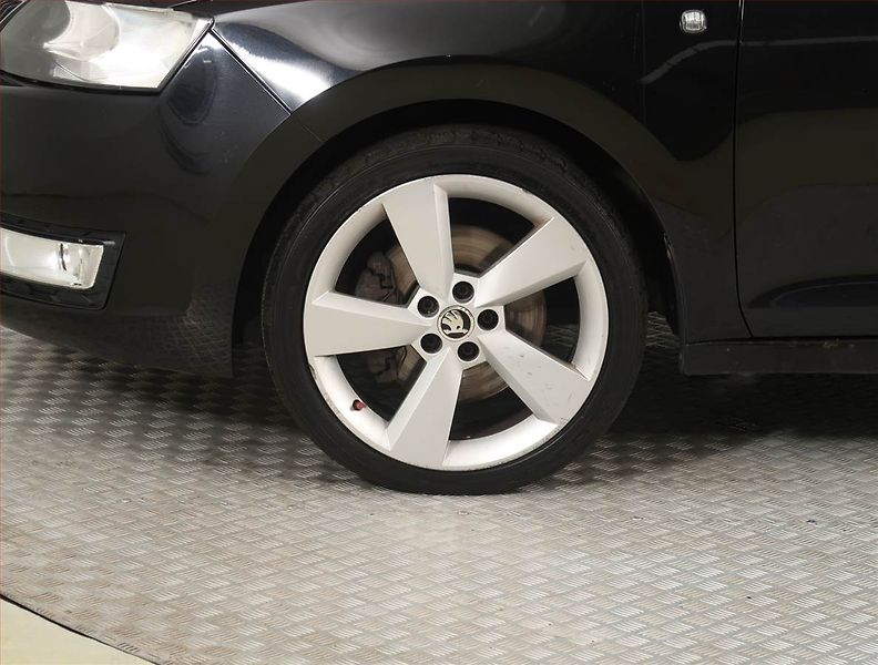 Škoda Rapid (2013) 1.6 TDI, Park. senzory - fotka 14 z 17