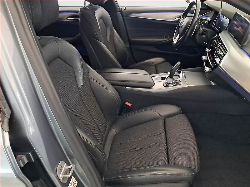 BMW Řada 5 (2017) Sport Line 530d xDrive, 4X4 - fotka 9 z 23