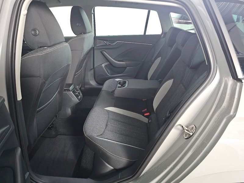 Škoda Scala (2023) 1.0TSI 70kW STYLE PLUS TAŽNÉ N - fotka 7 z 26