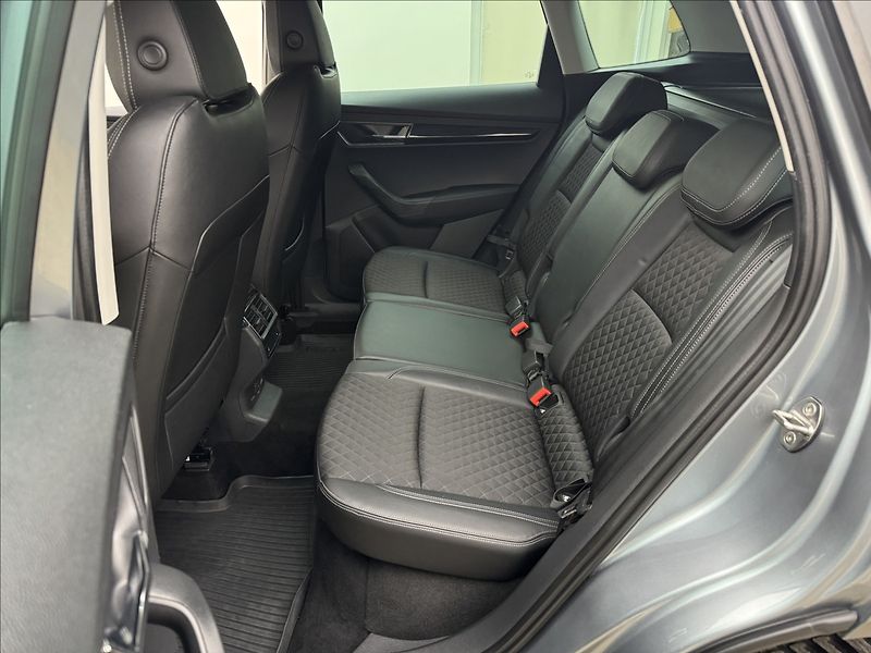 Škoda Karoq 1,6 DSG ACC STYLE+ NAVI KAMERA - fotka 33 z 39