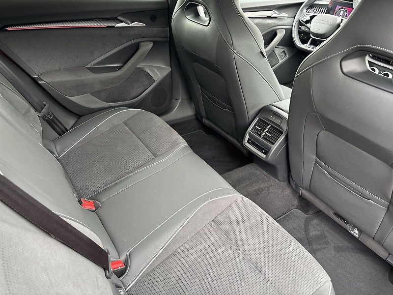Škoda Superb (2025) Combi 1.5 TSI iV DSG Sportline - fotka 11 z 32