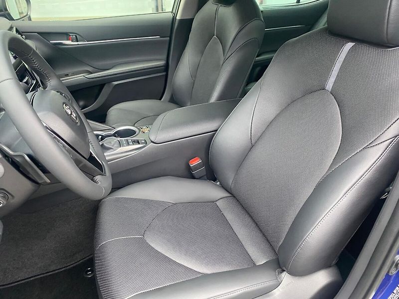 Toyota Camry 2,5 Hybrid Executive VIP - fotka 20 z 38