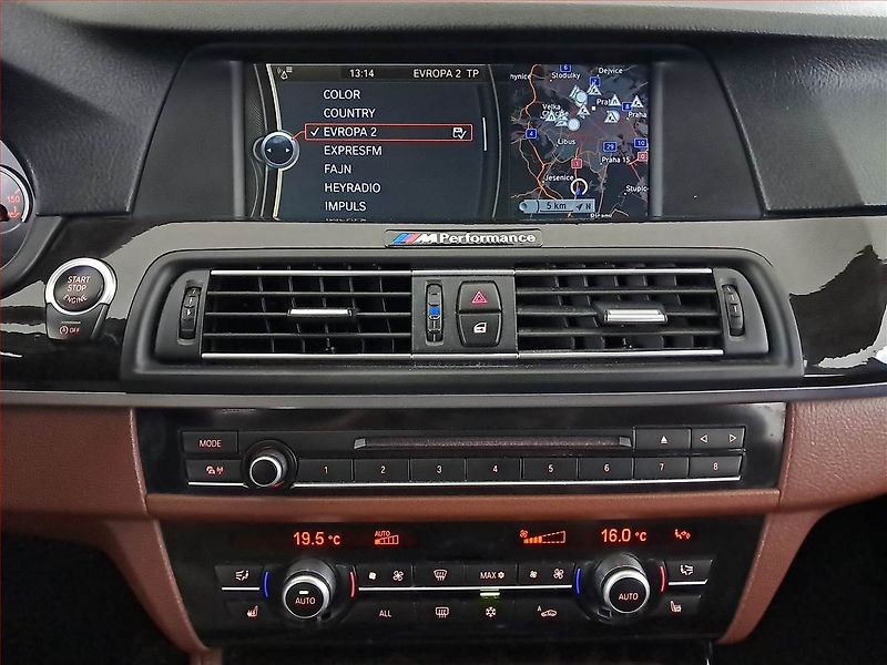 BMW Řada 5 (2012) 525d xDrive, 4X4, Automat - fotka 12 z 21