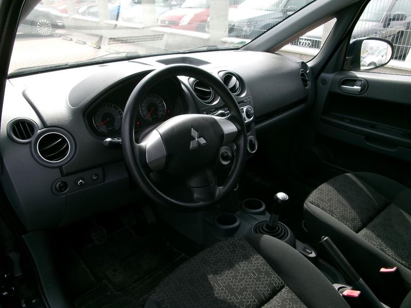 Mitsubishi Colt (2012) 1,3i - ZADÁNO  - fotka 21 z 25