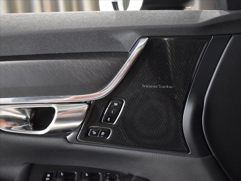 Volvo V90 2,0 D5 AWD CC PRO - fotka 17 z 28
