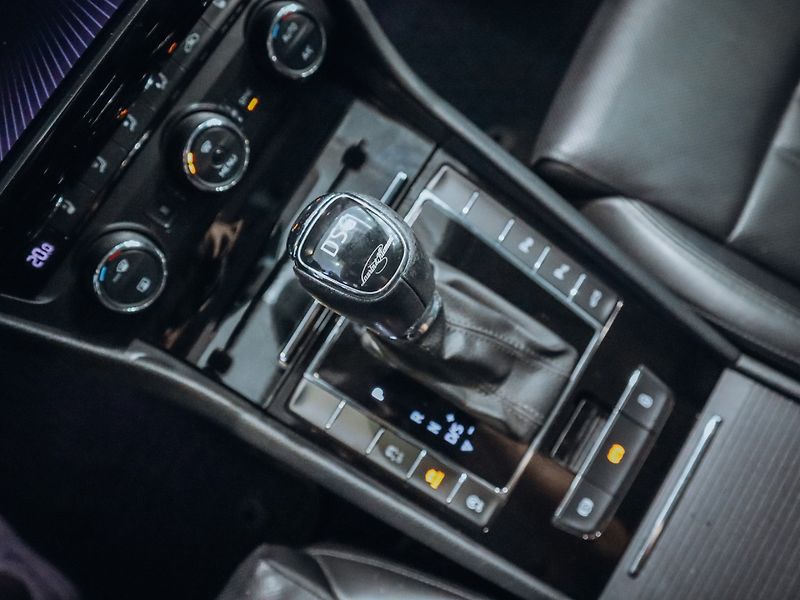 Škoda Superb 2.0 TDI DSG 140kW 4x4 L&K - fotka 15 z 25