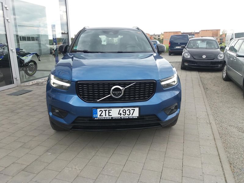 Volvo XC40 2.0D4,140kW,AWD R- DESIGN !! - fotka 2 z 23