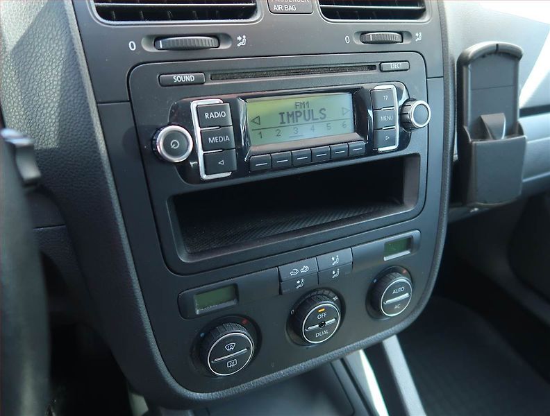 Volkswagen Golf (2009) 1.9 TDI, nová STK, Klima - fotka 12 z 14
