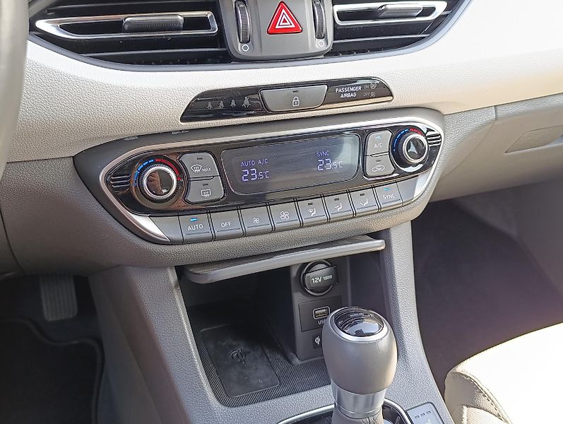 Hyundai i30 1.5T-GDI HEV DCT PREMIUM ČR  - fotka 27 z 37