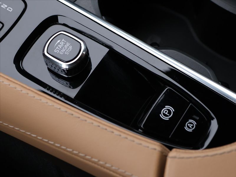 Volvo XC90 2,0 B5 173kW AWD Plus Bright C - fotka 33 z 44