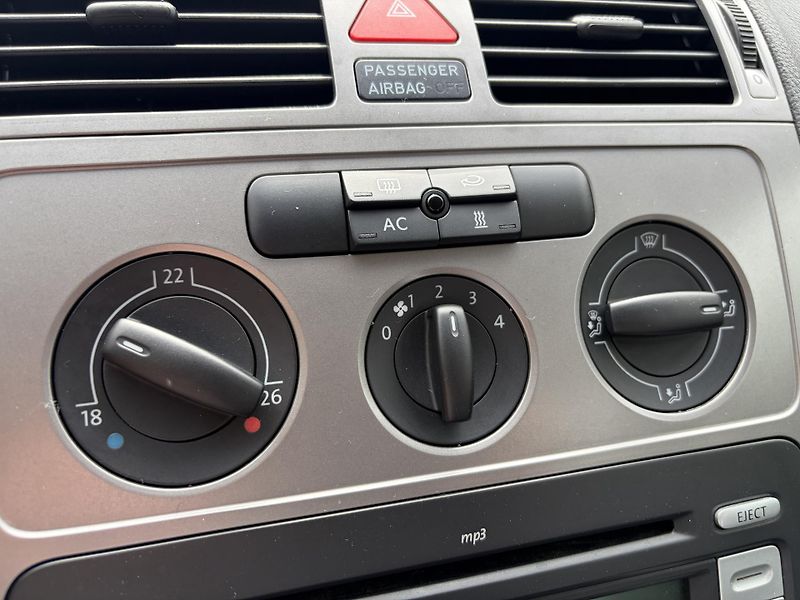 Volkswagen Touran 1.6 75KW 7 míst Trendline  - fotka 30 z 33
