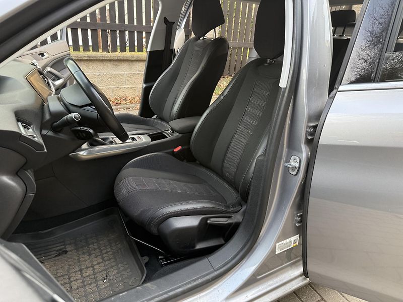 Peugeot 308 (2018) - fotka 14 z 17