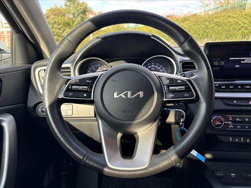Kia Ceed 1,5 TGDi TOP ZÁRUKA CARPLAY - fotka 16 z 39