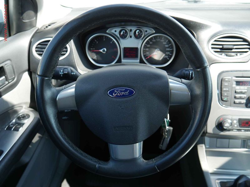 Ford Focus (2011) 1.6 TDCi, ČR, AC, park.asist - fotka 12 z 14