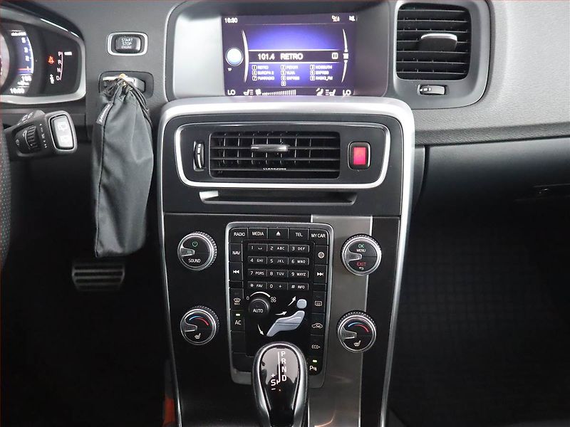 Volvo V60 (2018) R-Design D4 2.0, Automat, Kůže - fotka 11 z 19