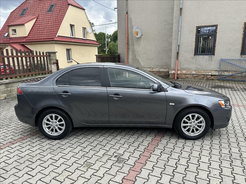Mitsubishi Lancer 1,6 33 tis KM !! TOP STAV !! - fotka 2 z 27