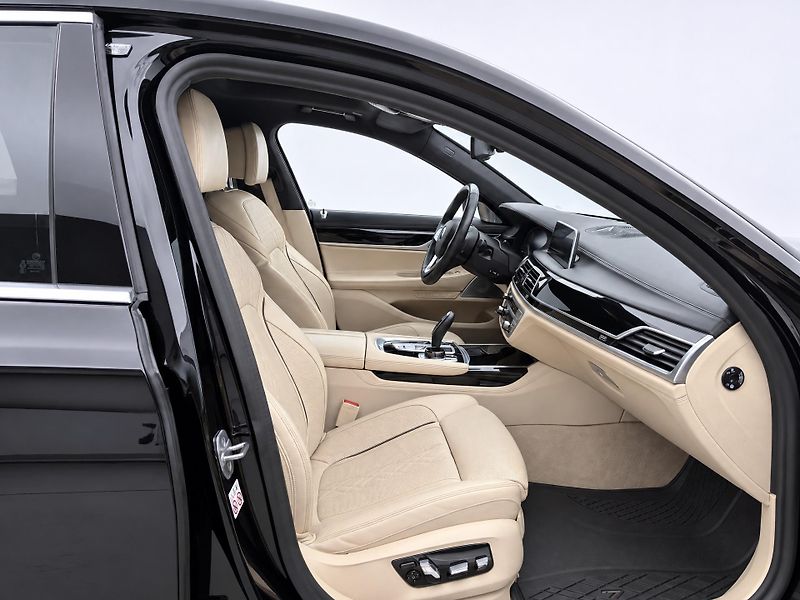 BMW Řada 7 4,4 390kW 750Li xDrive CZ - fotka 13 z 39