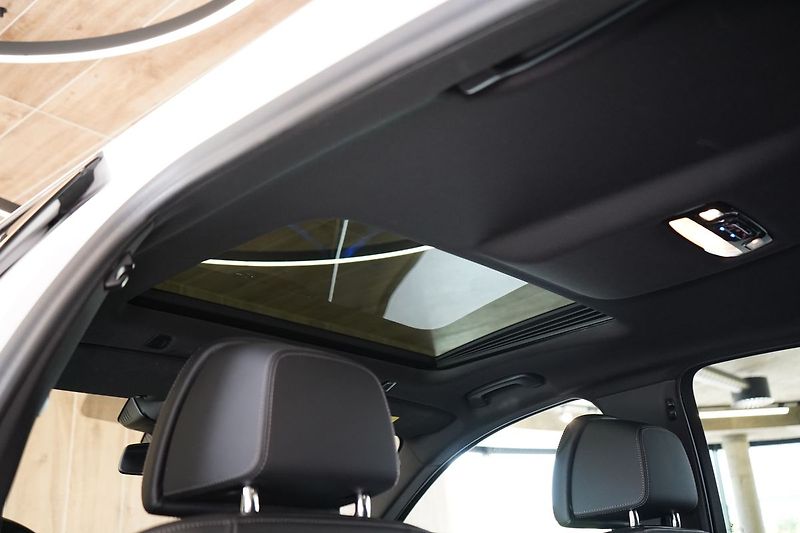 BMW Řada 5 M550i xDrive, Nezávislé, Laser - fotka 24 z 50