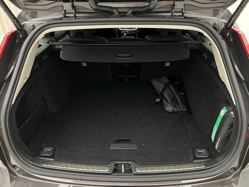 Volvo V60 B4 DARK PLUS AUT - fotka 5 z 42