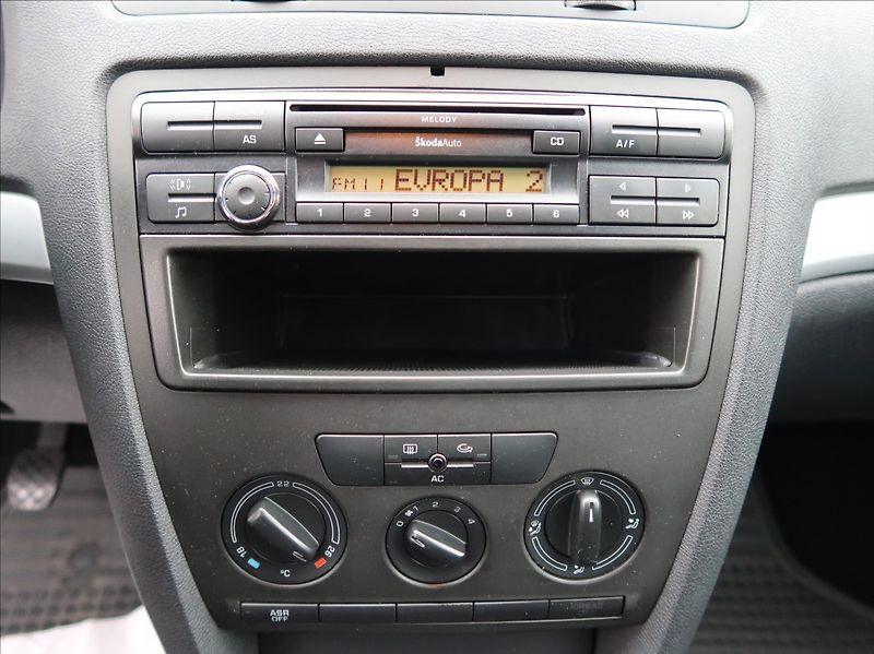 Škoda Octavia 1,6 FSi,85kW,NovéČR,klima - fotka 14 z 19
