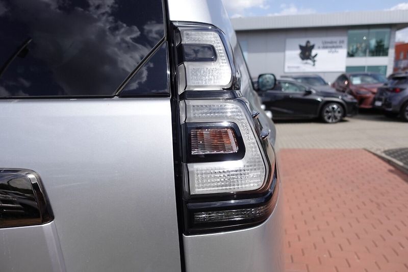 Toyota Land Cruiser 2.8 D-4D Executive Family 7mís - fotka 37 z 38