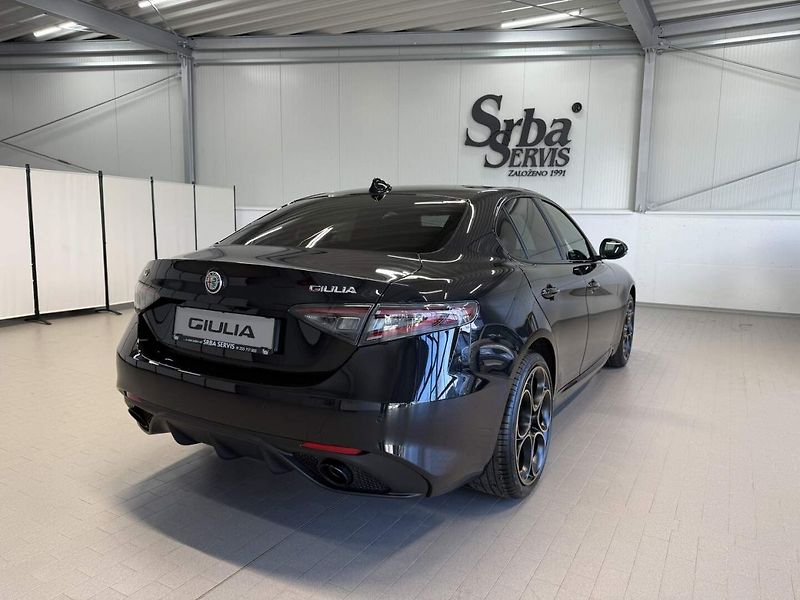 Alfa Romeo Giulia (2025) 2.0 Turbo 280k AT8 AWD  INTENS - fotka 4 z 23
