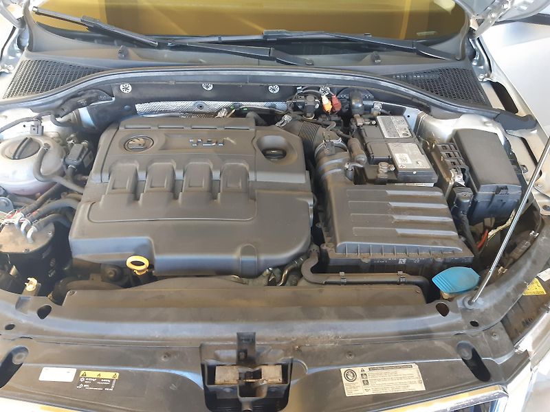 Škoda Octavia 2.0 TDI COMBI NAVI  - fotka 25 z 27