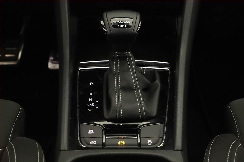 Škoda Karoq (2024) 2.0 TDI, Sportline, Navigace - fotka 10 z 20